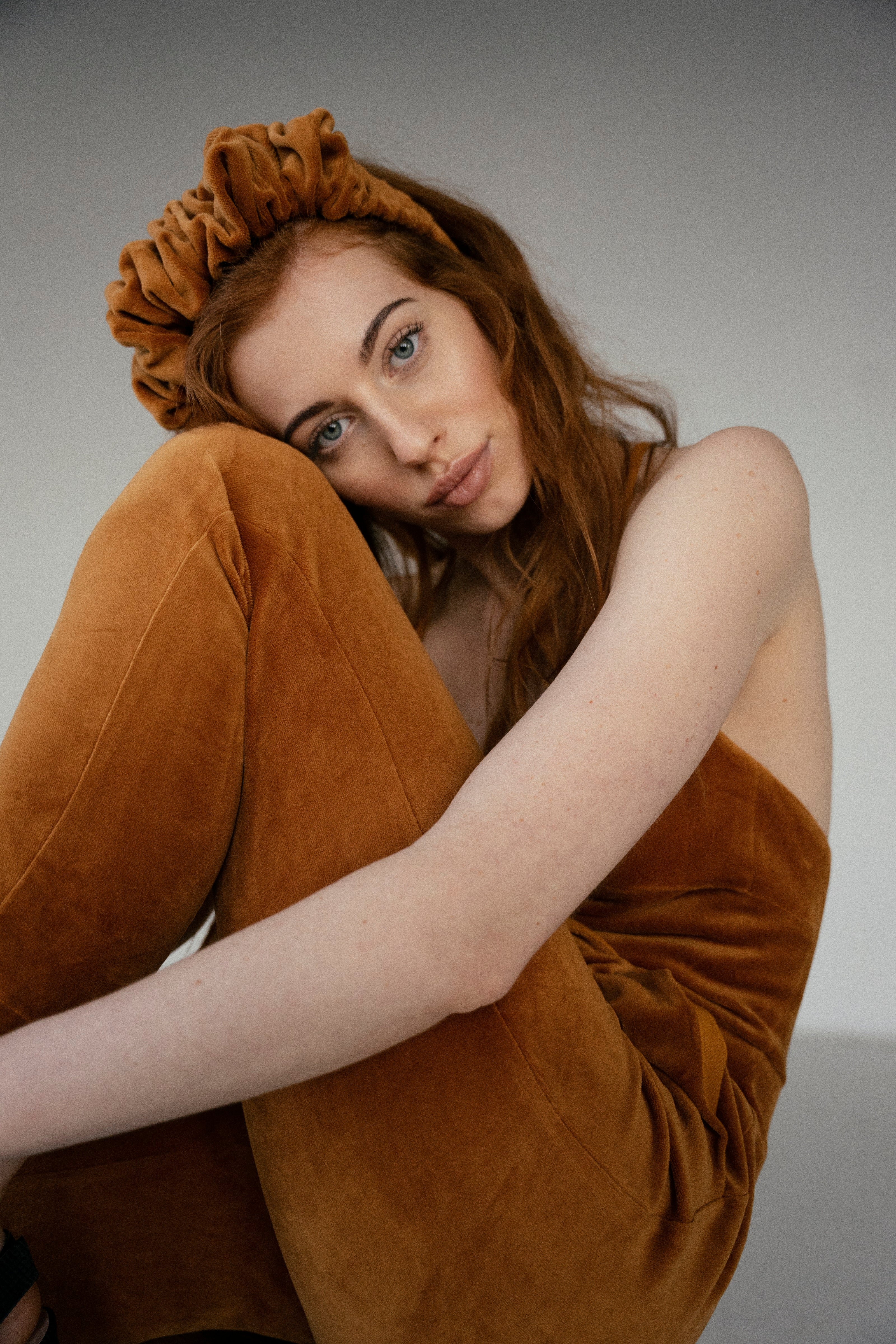 OD RĘKI Kombinezon Velvet Golden Ochre